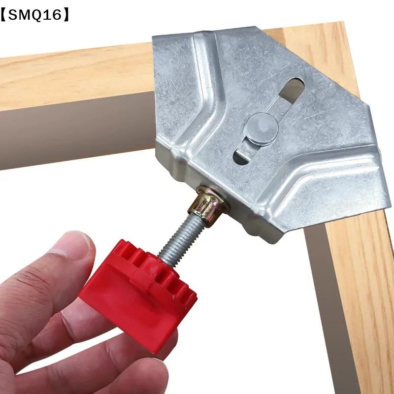 Serre-joint d’angle en position sur une pièce de bois lors du serrage