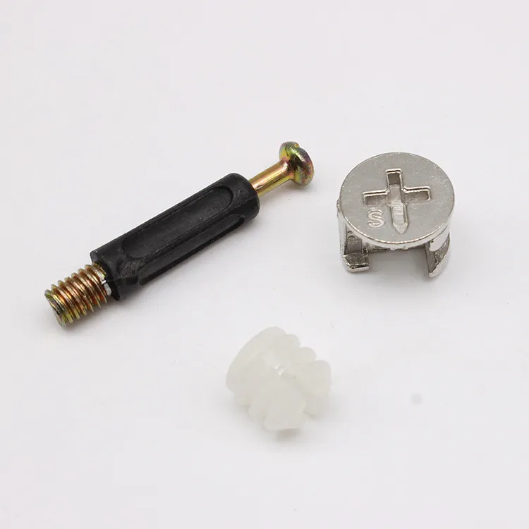 Trois éléments du kit Minifix alignés