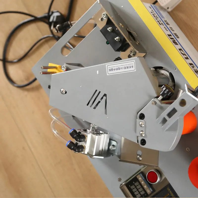 Détail latéral de la machine à plaquer les chants mini