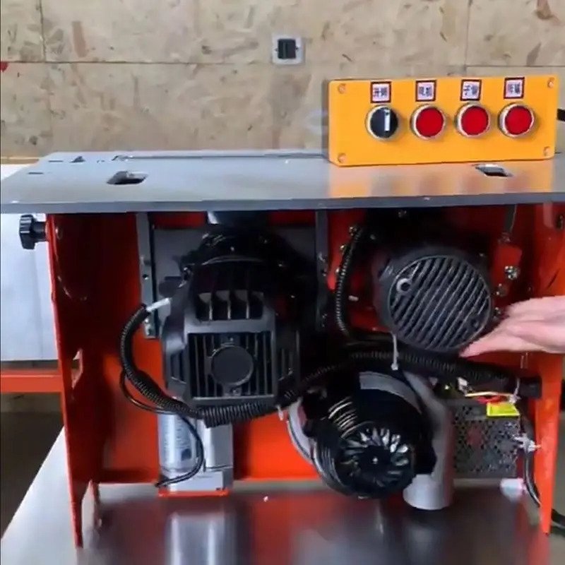Vue rapprochée des organes mécaniques de la mini scie circulaire