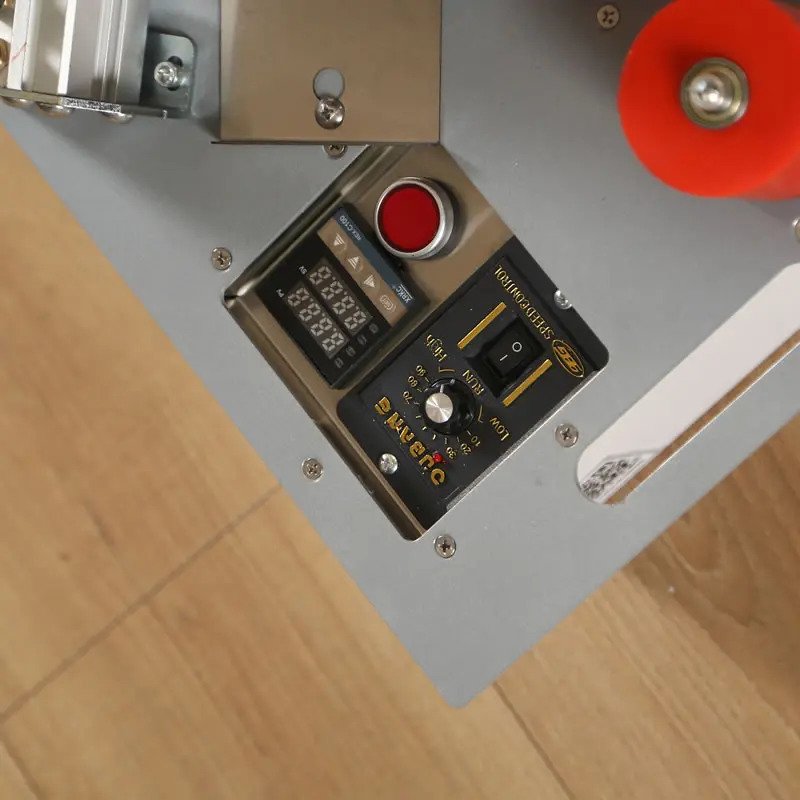 Vue rapprochée des commandes de la plaqueuse de chant mini